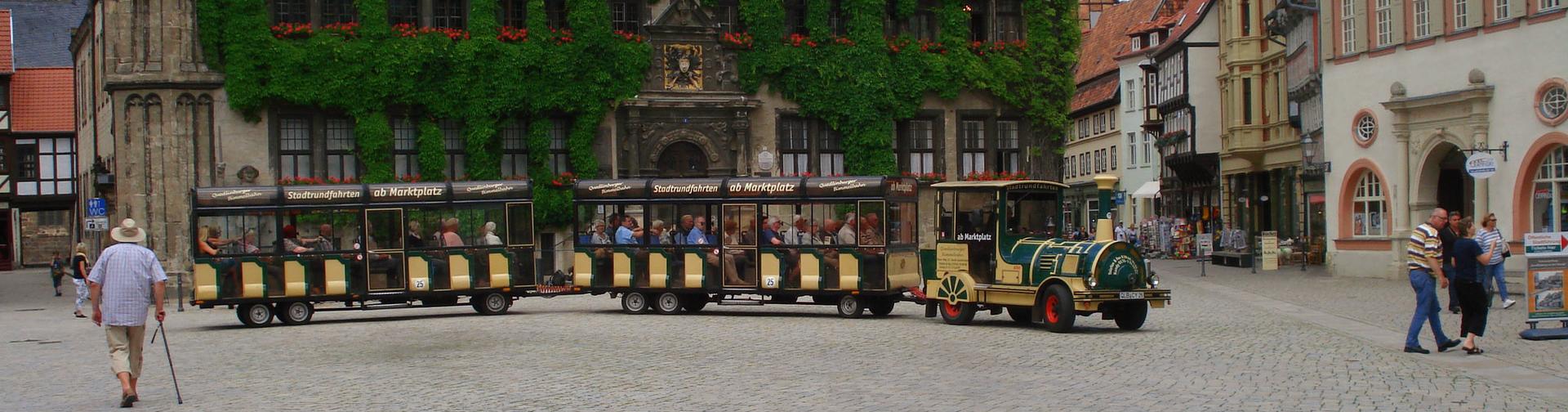 Bimmelbahn auf dem Marktplatz in Quedlinburg