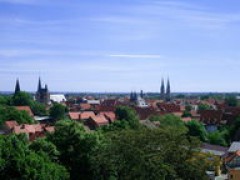 Blick auf die Kircht&uuml;rme der Stadt