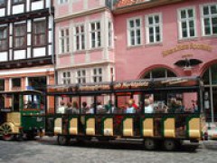 Von der Breiten Stra&szlig;e kommend, sch&ouml;n zu sehen, die Kannonenkugel in der 1. Etage der Adler - Rats - Apotheke