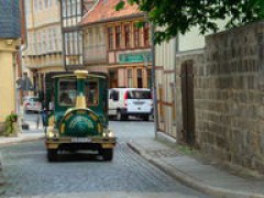 Ausfahrt aus der Hohen Stra&szlig;e in den gegen&uuml;berliegenden Schlossbereich