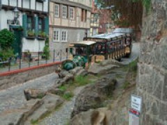 Die Bahn f&auml;hrt die Schlossklippen hinunter