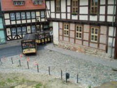 Die Bahn biegt in die M&uuml;hlenstra&szlig;e ein