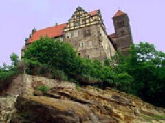 Schloss und Stiftskirche Thronen auf dem ca 30 m hohen Sandsteinfelsen