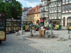 Unsere Bahnen vor dem Geschichtsbrunnen